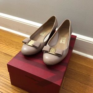 Bone colored vara Ferragamo pumps